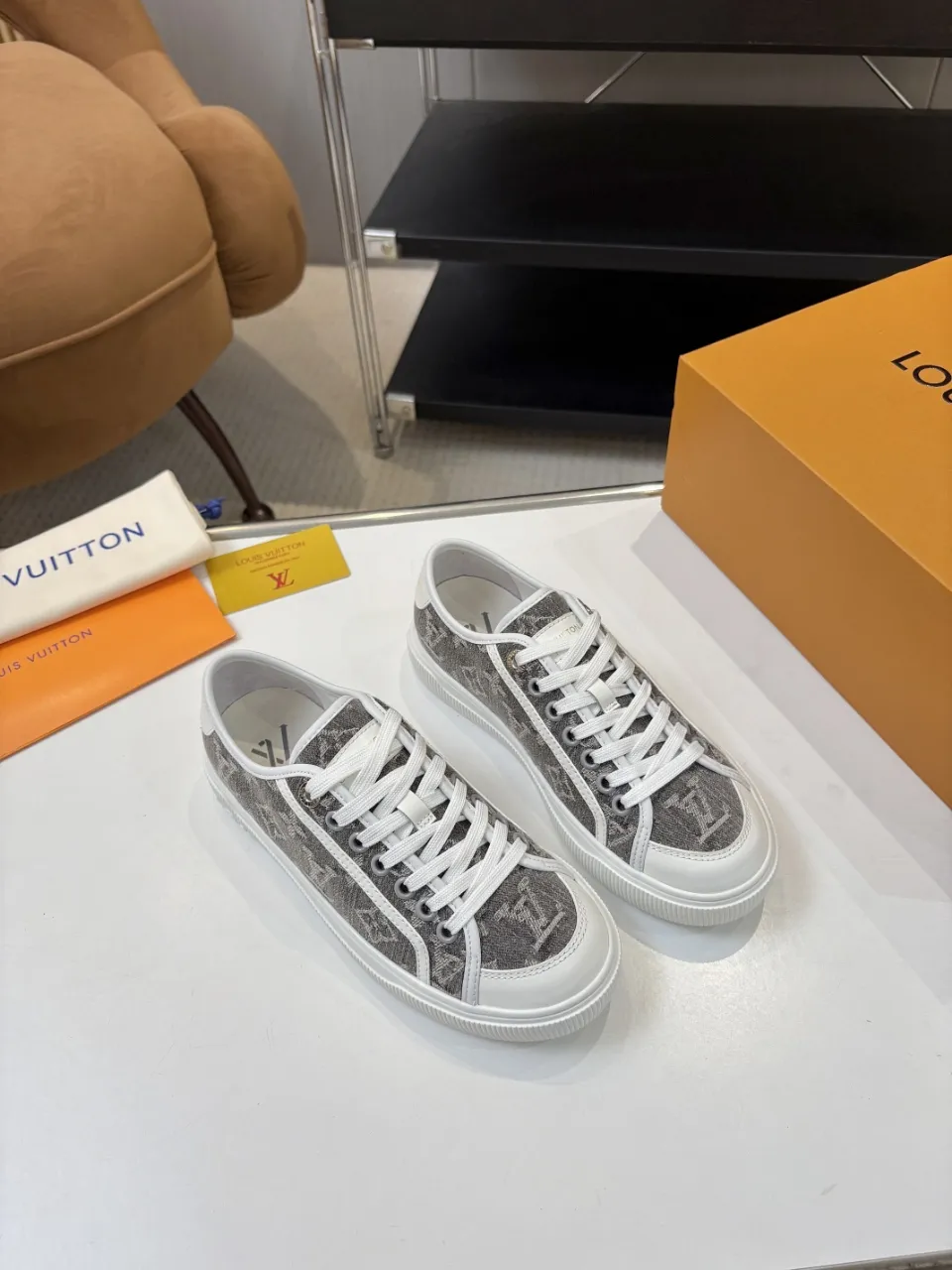 p580🐮🐮 LV couple skate shoes｜Classic jacquard, the ultimate code for a sweet outing! 👫** This pair of shoes is Louis Vuitton's love letter to fashionistas💌 - **classic presbyopic skate shoes**, the perfect choice for couples to go out on the street!  🔸 **Luxury details are a must-have**: Jacquard fabric  🔸 **So comfortable that you don’t want to take it off**: The sheepskin lining is skin-friendly and breathable, warm in autumn and winter without stuffing your feet, refreshing in spring and summer without being sticky, and you can wear it with a high-end feel in all seasons!  🔸 **Steady sense of security**: Non-slip rubber outsole, perfect grip, accompanying you through romantic streets.  **💑 Couple outfit inspiration**: ▪️ For boys, pair with leggings + baseball cap for a trendy street look!  ▪️ Girls can wear short skirts or shark pants, and the sweet and cool style is easy to choose~ **#Louis Vuitton #couple shoes #presbyopia classic** **👉 Click to collect and become the most fashionable CP in the circle of friends with him! ** Fabric: Imported cowhide/classic jacquard fabric Lining: Sheepskin lining Sole: Original rubber sole Size: Women’s size 35-42 (40/41/42 customized) Men’s size 39-45 (39.45 customized)